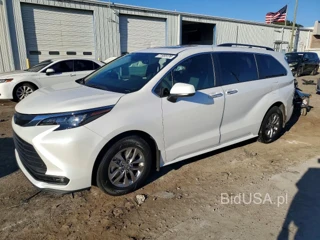TOYOTA SIENNA XLE 8-PASSENGER