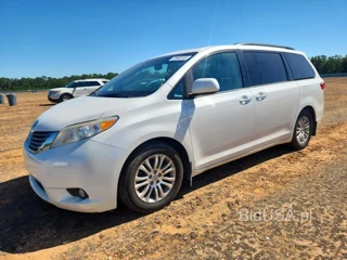 TOYOTA SIENNA XLE PREMIUM 8-PASSENGER