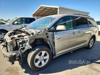 TOYOTA SIENNA LE