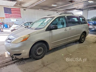 TOYOTA SIENNA LE 8 PASSENGER