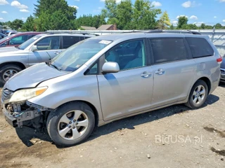 TOYOTA SIENNA LE