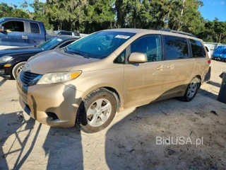TOYOTA SIENNA LE