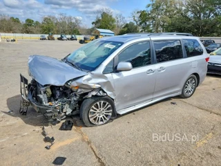 TOYOTA SIENNA XLE PREMIUM 8-PASSENGER
