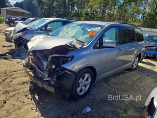 TOYOTA SIENNA LE