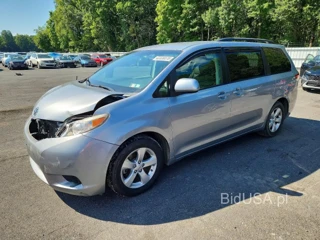 TOYOTA SIENNA LE