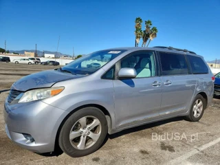 TOYOTA SIENNA LE