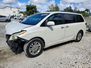 TOYOTA SIENNA XLE PREMIUM 8-PASSENGER