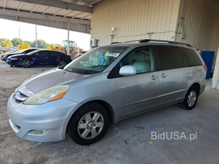TOYOTA SIENNA XLE 7-PASSENGER