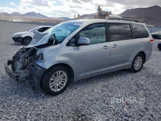 TOYOTA SIENNA LE
