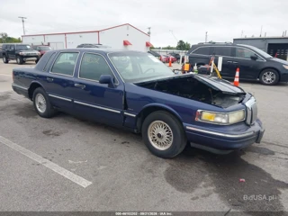 LINCOLN LINCOLN TOWN CAR SIGNATURE/SPINNAKER