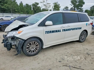 TOYOTA SIENNA XLE 8-PASSENGER