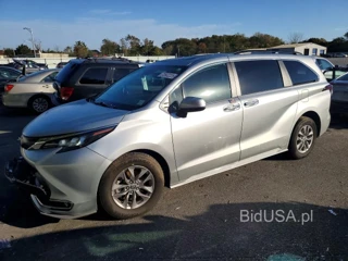 TOYOTA SIENNA XLE