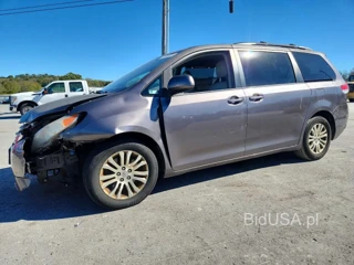 TOYOTA SIENNA XLE 8-PASSENGER