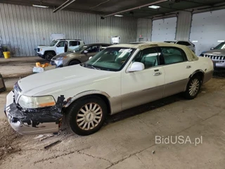 LINCOLN TOWN CAR SIGNATURE