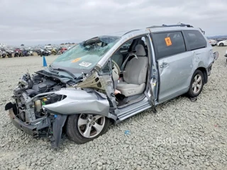 TOYOTA SIENNA LE