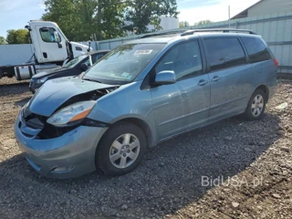 TOYOTA SIENNA XLE 7 PASSENGER
