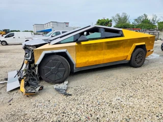 TESLA CYBERTRUCK