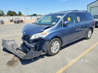 TOYOTA SIENNA XLE 8-PASSENGER