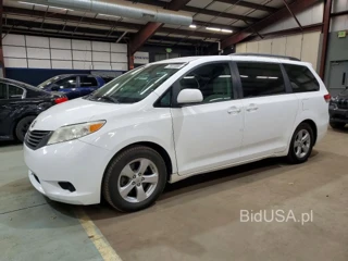 TOYOTA SIENNA LE