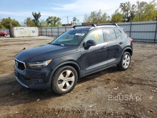 VOLVO XC40 T4 MOMENTUM