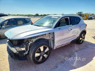 VOLVO XC40 T5 MOMENTUM