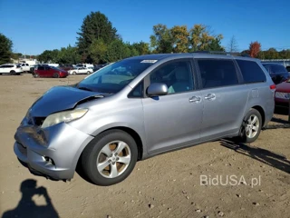 TOYOTA SIENNA LE