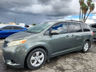 TOYOTA SIENNA LE