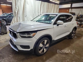 VOLVO XC40 T5 MOMENTUM