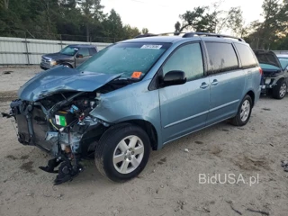TOYOTA SIENNA LE 8-PASSENGER