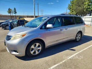 TOYOTA SIENNA LE