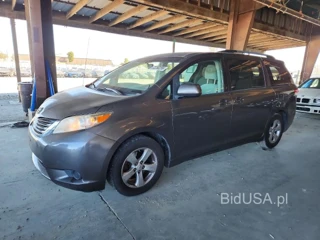 TOYOTA SIENNA LE