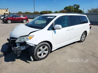 TOYOTA SIENNA LE