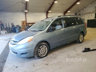 TOYOTA SIENNA LE
