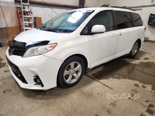 TOYOTA SIENNA LE