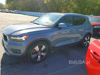 VOLVO XC40 T5 MOMENTUM