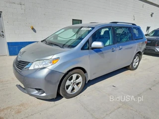 TOYOTA SIENNA LE