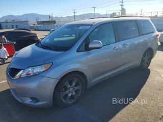 TOYOTA SIENNA LE