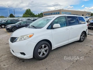 TOYOTA SIENNA LE