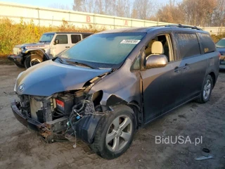 TOYOTA SIENNA LE