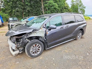 TOYOTA SIENNA XLE 8-PASSENGER