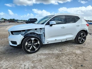 VOLVO XC40 T5 MOMENTUM