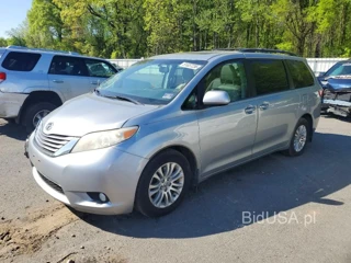 TOYOTA SIENNA XLE PREMIUM 8-PASSENGER