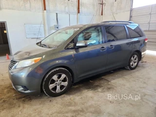TOYOTA SIENNA LE