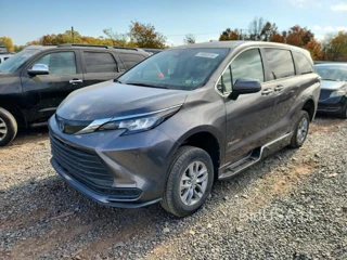 TOYOTA SIENNA LE