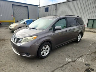 TOYOTA SIENNA LE